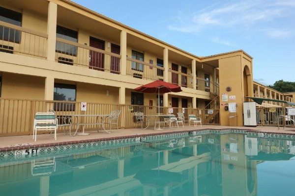 Red Roof Inn Ardmore image 12